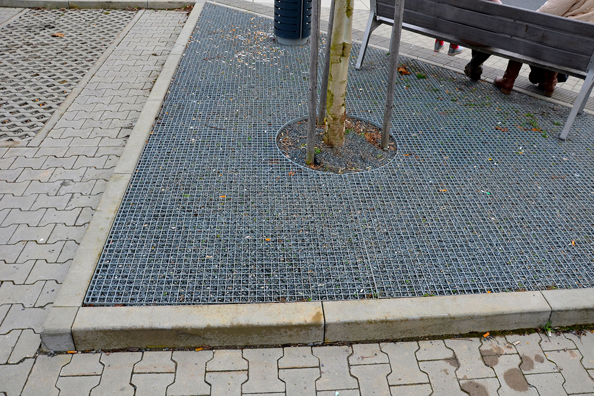 Permeable hardscape path alongside grenery